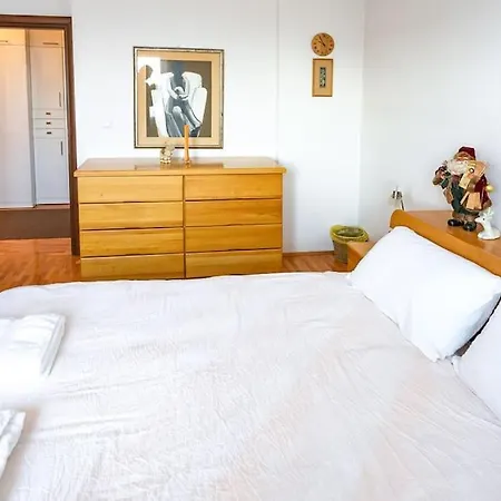 Convenient, Family-friendly And Stylish 3 Bed Apartment *